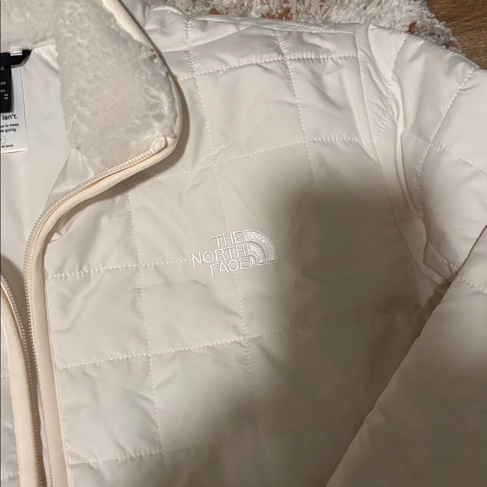 The North Face Women's White Quilted Puffer Jacket - Picture 7 of 8